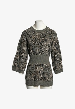 Pull en maille avec motif géométrique et floral en noir et beige, manches trois-quarts, ceinture large côtelée et deux poches avant.