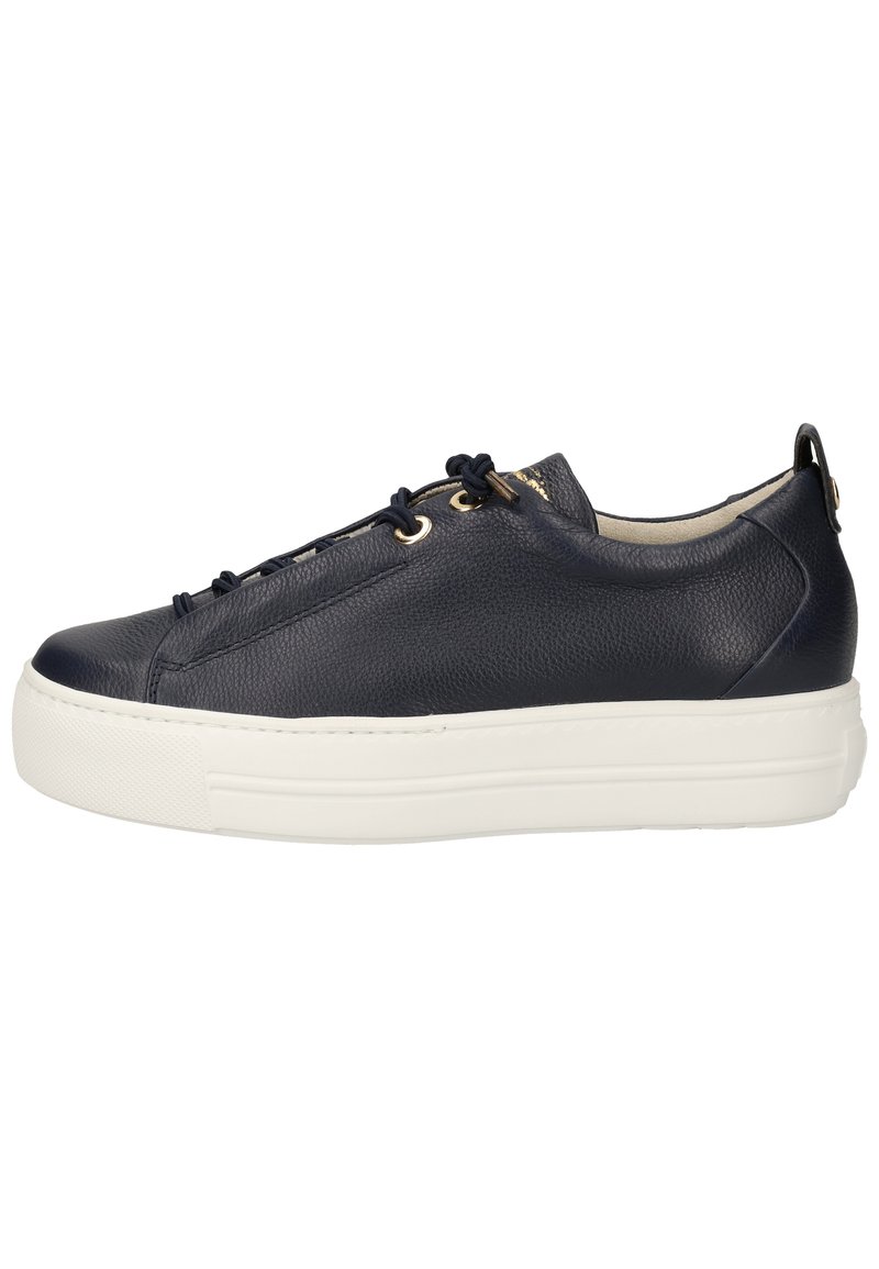Sneaker en cuir marine avec une surface texturée, semelle plateforme blanche, œillets dorés et design à lacets. Doublure intérieure lisse.