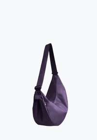 Borsa a tracolla in nylon viola con una singola cinghia regolabile, caratterizzata da una forma curva e una texture liscia. Nessun hardware visibile o motivi.