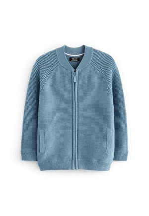 Blauer, gerippter Strick-Cardigan mit Reißverschluss, langen Ärmeln, zwei Fronttaschen und rundem Kragen, flach auf weißem Hintergrund gelegt.