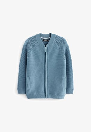 Cardigan bleu en maille côtelée zippé, manches longues, deux poches devant, col rond, posé à plat sur fond blanc.