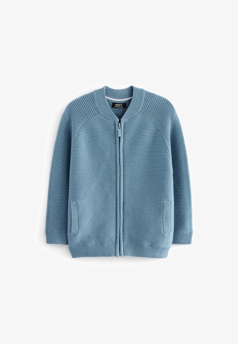 Cardigan bleu en maille côtelée zippé, manches longues, deux poches devant, col rond, posé à plat sur fond blanc.