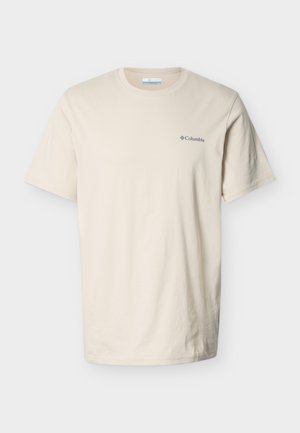 Bēša īsroku T-krekls no mīksta kokvilnas. Uz kreisās krūšu puses atrodas gaiši zils logotips, un ir apaļš kakla izgriezums.