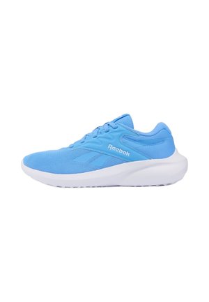 Lichtblauwe Reebok hardloopschoen met mesh bovenwerk, witte zool en vetersluiting, zijdelings getoond op een witte achtergrond.