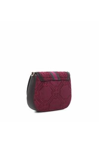 Borsa a tracolla bordeaux imbottita con forma curva e dettagli neri. Presenta una texture a motivi e una tracolla bicolore. Chiusura con cerniera.