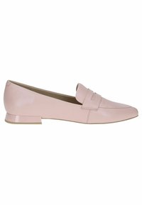 Mocasines de cuero rosa claro con un tacón bajo y brillante, que presentan una banda cosida en la parte frontal y un diseño de punta redondeada.