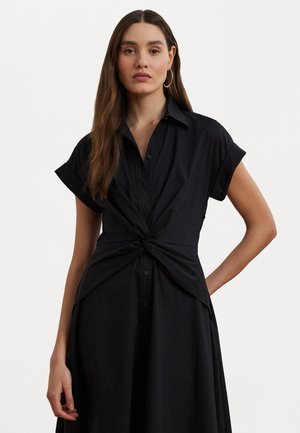 Zwart shirtjurk met korte opgerolde mouwen, knopenfrontsluiting, geknotte taille-detail en vloeiende rok. Soepele stof met een gestructureerd design.
