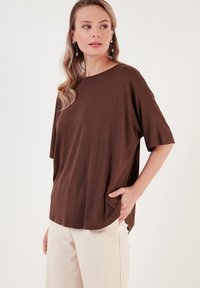 LELA LOOSE FIT - Jednoduché tričko - brown