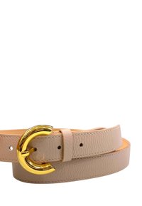 Cintura in pelle beige con finitura testurizzata, dotata di una fibbia circolare dorata e un singolo anello per la regolazione.