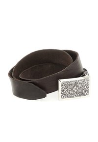 Cintura in pelle marrone con una fibbia rettangolare in argento testurizzato che presenta motivi floreali decorativi. Texture morbida e liscia, design flessibile.
