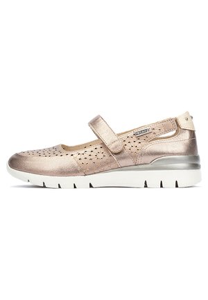 Zapato de slip-on en color rosa dorado metálico con diseño perforado, suela plana y correa ajustable. Incluye una parte trasera texturizada en contraste y suela blanca.