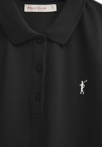 Czarna koszulka polo z trzema guzikami, białym haftowanym logo golfisty na prawej piersi oraz metką "POLO CLUB" wewnątrz kołnierza.