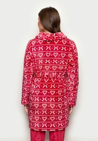 Roba rossa a fantasia con cuori e fiocchi, realizzata in materiale morbido. Presenta un cappuccio e una cintura, con maniche lunghe e un design di lunghezza media.