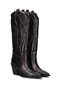 Zwarte leren cowboylaarzen met spitse neuzen, reliëf bloemmotieven en een gestapelde wiggenhak; trekstangen aan de schacht voor eenvoudig aantrekken.