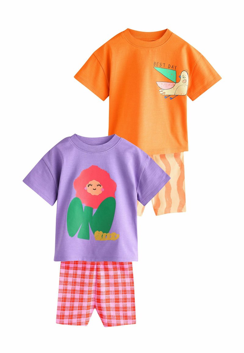 To sæt børnetøj: en orange kortærmet skjorte med en fugle-grafik og en lilla skjorte med et blomstermotiv samt ternede shorts.