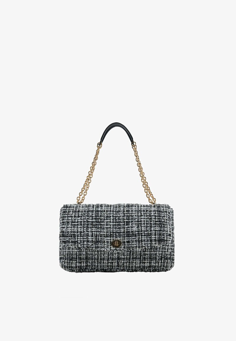 Sac à main rectangulaire texturé noir et blanc avec une chaîne dorée et un coussinet d'épaule en cuir noir.