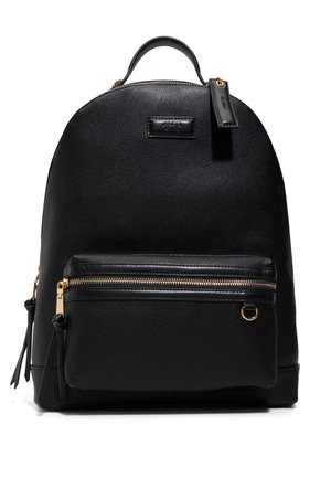 Zaino in pelle nera con manico superiore curvo, tasca frontale con cerniera color oro e piccolo anello dorato sulla tasca.