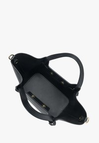 Czarna skórzana torebka z teksturowanym wykończeniem, dwoma krótkimi uchwytami i przestronnym wnętrzem, wyposażona w mosiężne akcesoria oraz płaskie dno.