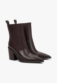 Bordowe botki na szpic, wykonane z gładkiej skóry, wyposażone w blokowy obcas i pętelki do łatwego zakładania.