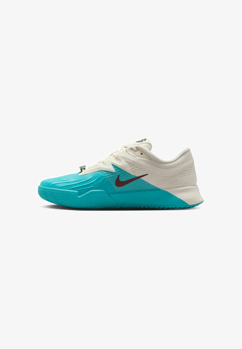 Zapatillas Nike con una parte superior blanca y una suela turquesa, con patrones texturizados y un acento de logo rojo oscuro en el lado.