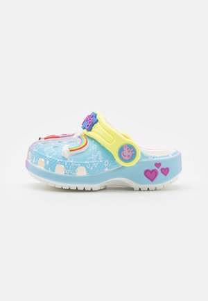 Blauwe kinderslipper met gele band, versierd met Peppa Pig, regenboog, witte wolk en roze hart.