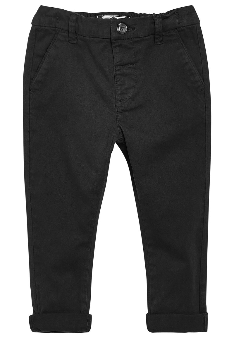 Chino en coton noir avec fermeture à bouton, poches avant et poignets retroussés. Texture lisse avec un design à jambes droites classique.
