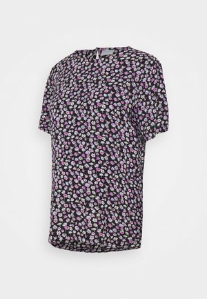 Blouse florale à manches courtes, base noire, ornée de petits motifs floraux violets, blancs et roses, col rond, tissu léger.