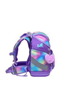 Lila Rucksack mit einem Farbverlaufsmuster und blauen sowie pinken Akzenten. Enthält einen pomponartigen Schlüsselanhänger in Herzform und reflektierende Details.