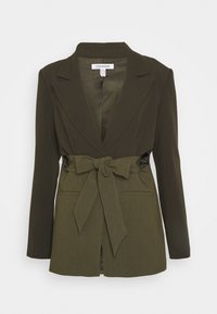 Olivgrüner, taillierter Blazer mit langen Ärmeln, V-Ausschnitt und Bindegürtel. Verfügt über zwei frontale Taschen und einen glatten, strukturierten Stoff.