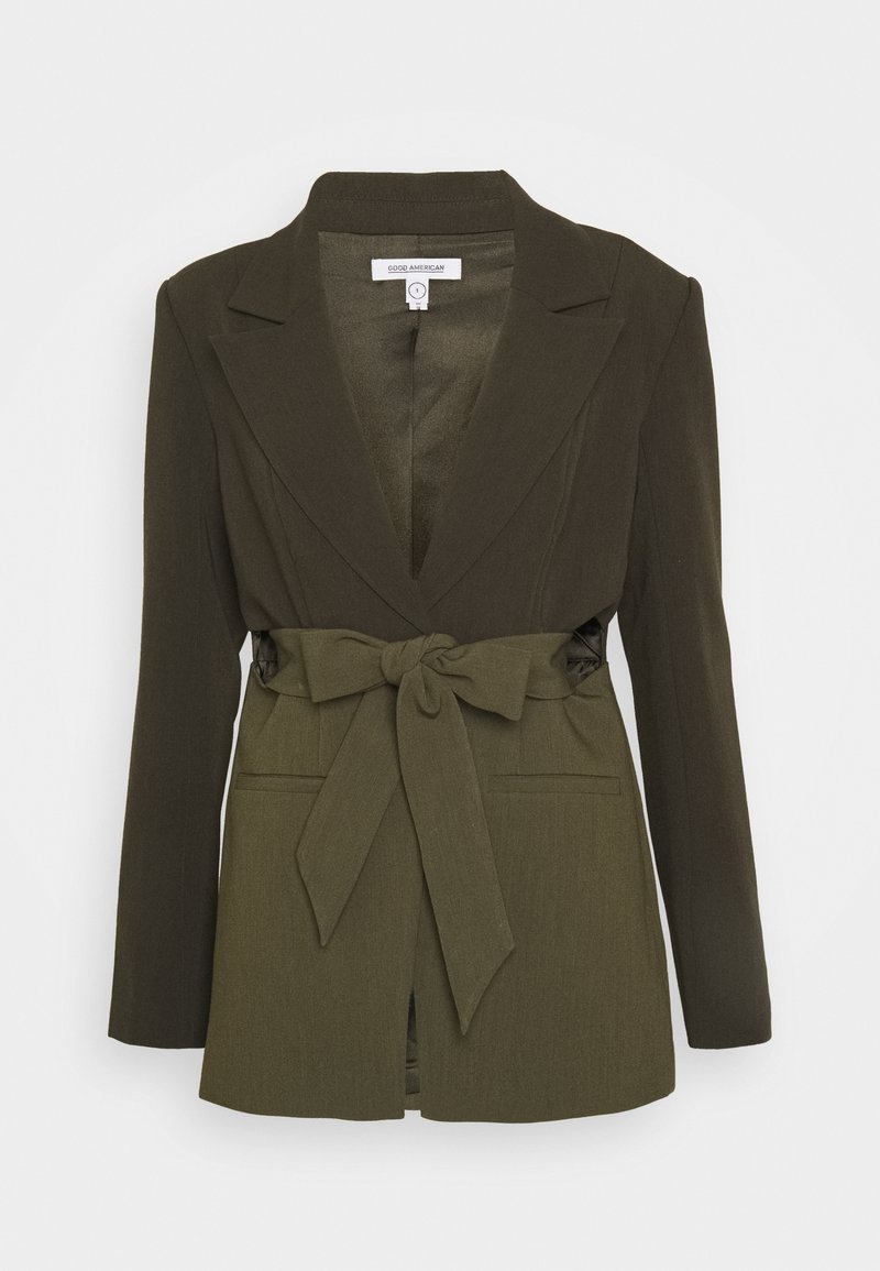 Olivgrüner, taillierter Blazer mit langen Ärmeln, V-Ausschnitt und Bindegürtel. Verfügt über zwei frontale Taschen und einen glatten, strukturierten Stoff.