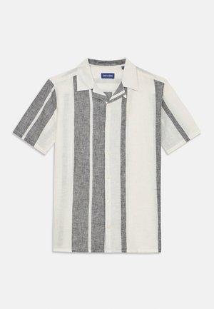 Camisa de manga curta com riscas verticais em cinza e branco, com uma pala de botões e colarinho clássico. Tecido leve.