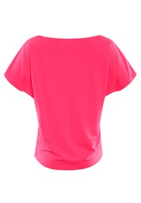 Fuchsia blouse met een losse pasvorm, brede bootnek en korte vlinder mouwen; gladde, lichte stof. Achteraanzicht weergegeven.