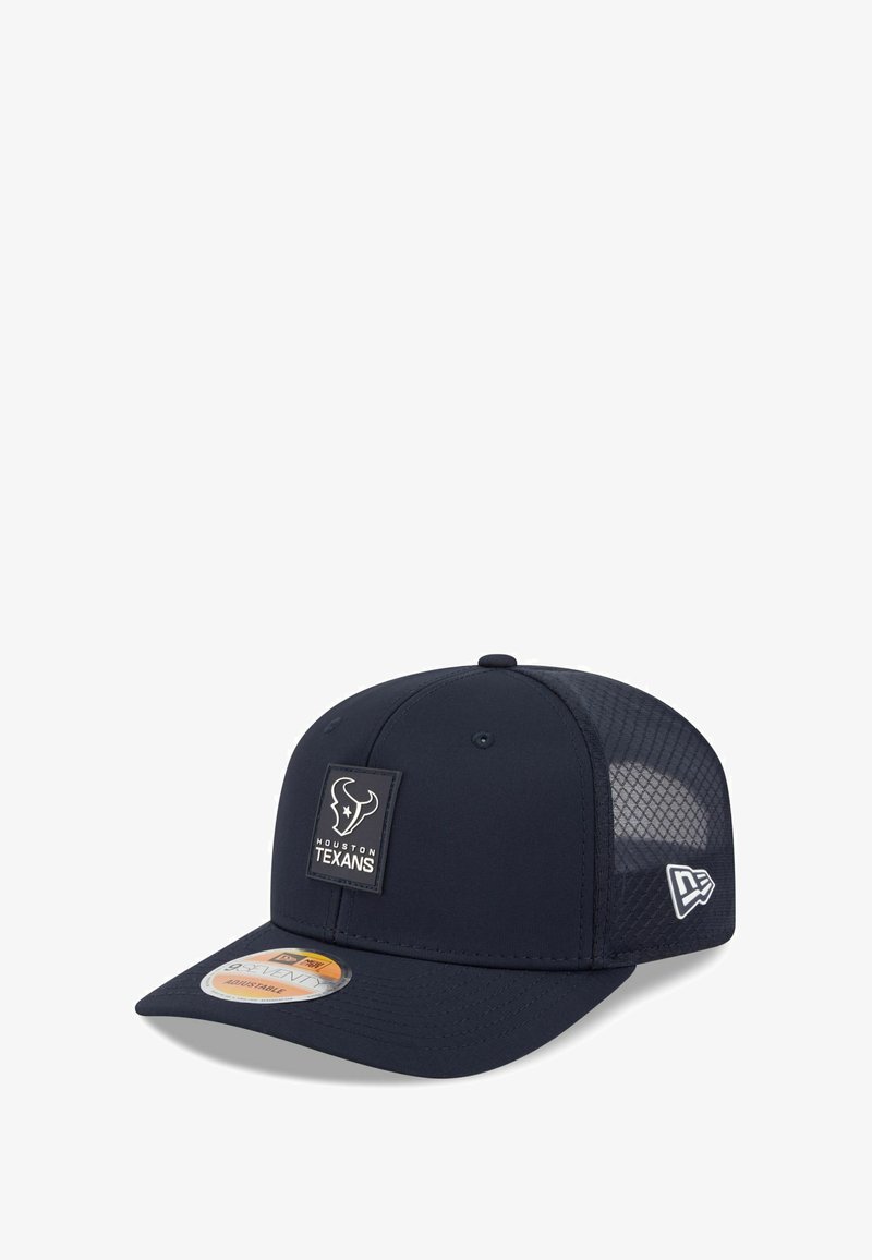 Marineblaues Cap mit Netzrücken, ausgestattet mit einem Logo-Patch der Houston Texans und einem flachen Visier. Verstellbarer Snapback-Verschluss. Wesentliche Details umfassen Belüftungsöffnungen.