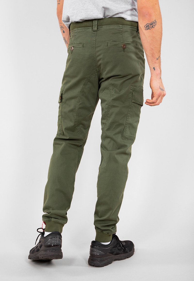 Herren Chinos | Alpha Industries SPARK Cargohose dark olive/oliv - SQ17059 Herren Chinos | Alpha Industries SPARK Cargohose dark olive/oliv - SQ17059