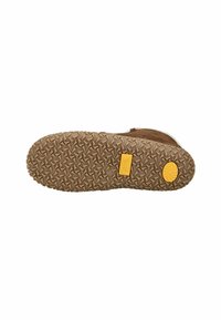 Suola di scarpa in suede marrone con motivo in gomma testurizzata. Presenta un logo giallo e un accento circolare. Design durevole per l'uso all'aperto.