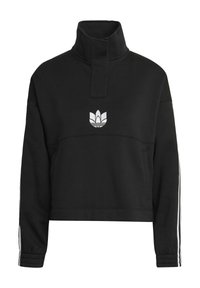 Svart kort sweatshirt med hög krage, har vit logotypbroderi, sidofickor och kontrasterande vita ränder längs ärmarna.