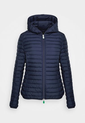 Granatowa pikowana kurtka z poziomym przeszyciem, długimi rękawami, zamkiem z przodu i przymocowanym kapturem, prezentowana na jednolitym tle.