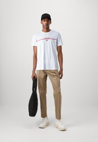 Tommy Hilfiger STRIPE TEE - T-shirt con stampa - white