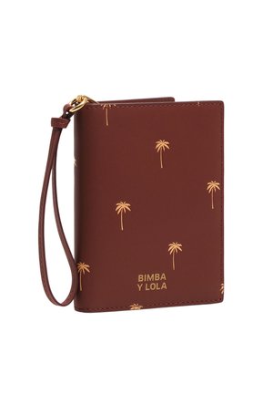 Cartera de muñeca marrón con pequeños estampados amarillos de palmeras y logo dorado "BIMBA Y LOLA" en el frente.