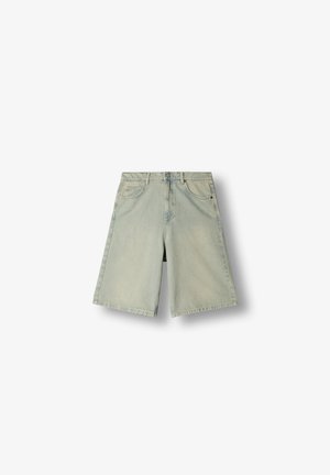 Hellblaue Jeans-Shorts in kniehoher Länge mit Fronttaschen und Gürtelschlaufen, dargestellt auf einem schlichten weißen Hintergrund.