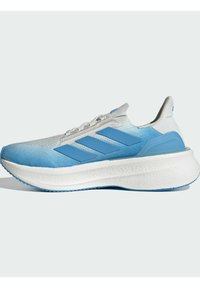 Kevyt juoksukenkä, jossa on vaaleasta tummansiniseen siirtyvä liukuvärjätty kuvio. Siinä on kolme valkoista raitaa, paksu valkoinen välipohja ja pehmustettu kaulus.