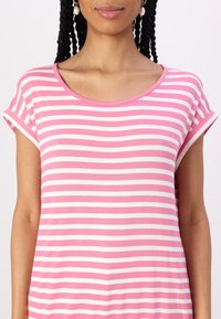 Rosa och vit randig t-shirt med rund halsringning och korta uppvikta ärmar, tillverkad av mjukt tyg med en slät textur.