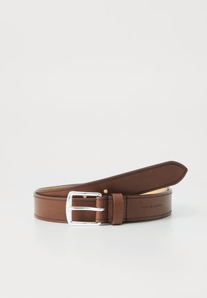Ceinture en cuir marron avec boucle rectangulaire argentée roulée sur un fond blanc, avec un logo discret "Tiger of Sweden".