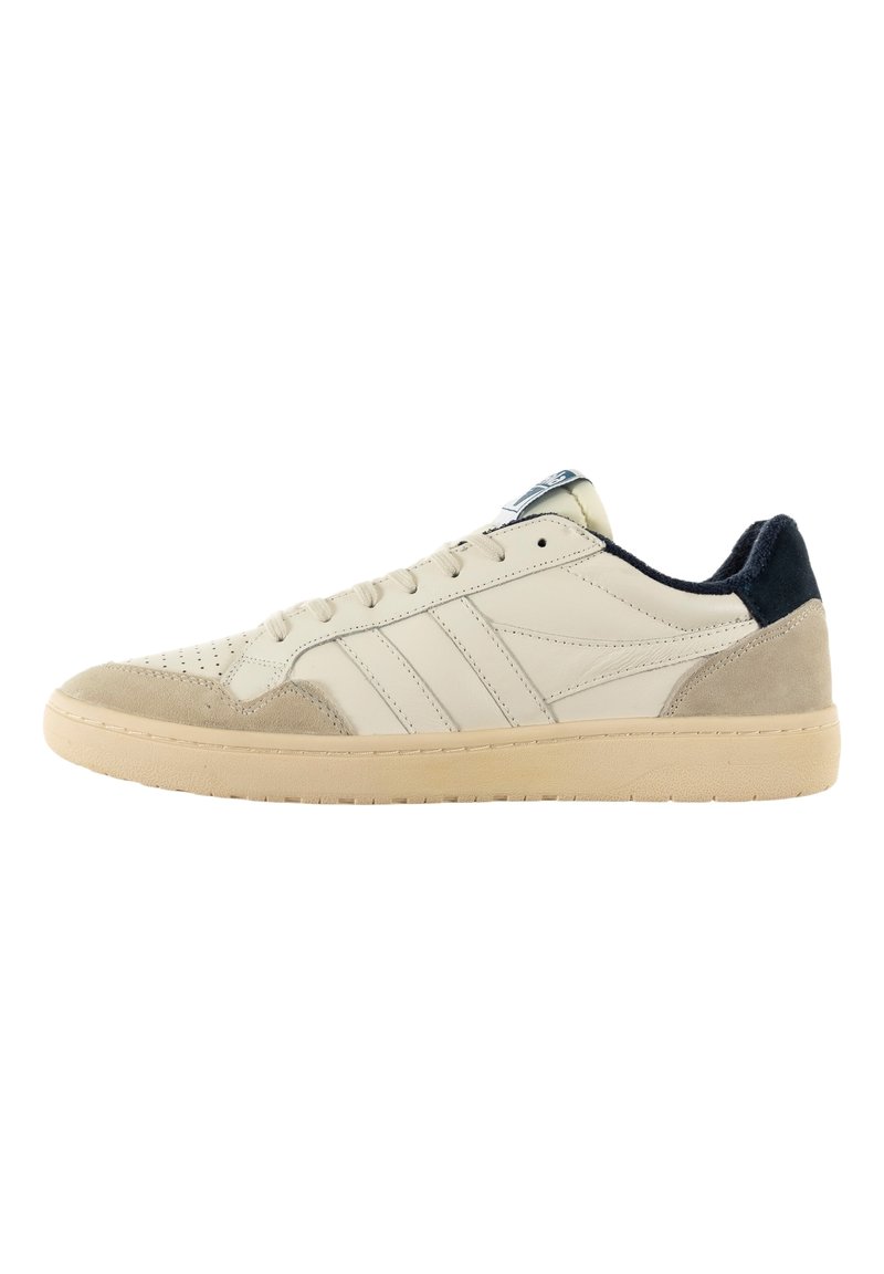 Sneaker bianco in pelle con accenti in suede beige, punta strutturata, tre strisce laterali e un tallone blu navy. Suola in gomma con profilo piatto.