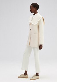 Touché Privé RUFFLED WIDE COLLAR - Rövid kabát - cream
