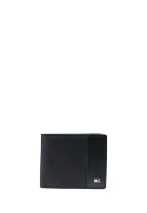 Cartera negra de piel con doble pliegue y un pequeño logo rectangular con rayas rojas, blancas y azules en la esquina inferior derecha.