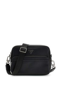 Sort syntetisk crossbody taske med en struktureret rektangulær form, der har sølvhardware, en frontlomme med lynlås og en justerbar rem.