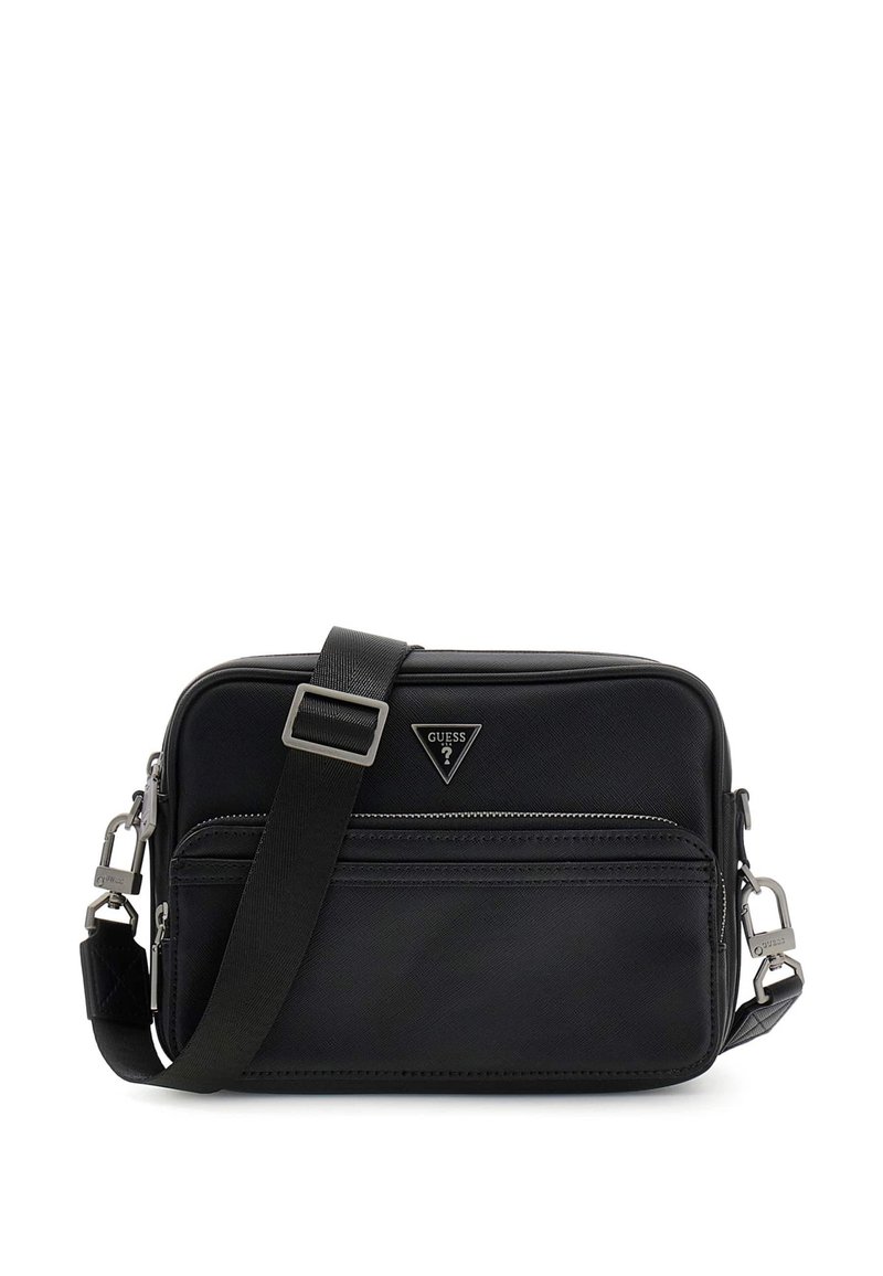 Sort syntetisk crossbody taske med en struktureret rektangulær form, der har sølvhardware, en frontlomme med lynlås og en justerbar rem.