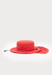 Chapeau large à bord rouge en tissu léger avec une texture lisse. Doté d'une sangle sous le menton et d'une écharpe attachée pour la protection solaire.