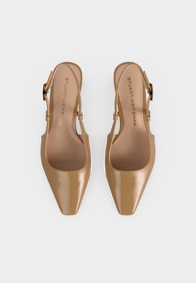 Ζευγάρι μπεζ γόβες slingback από δέρμα λάκα με τετράγωνες μύτες και ρυθμιζόμενες πλαϊνές αγκράφες, με σήμανση Stuart Weitzman στο εσωτερικό.